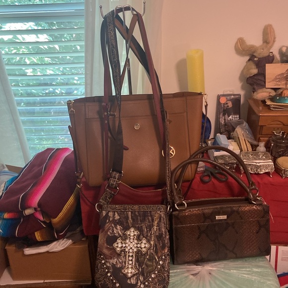 Camouflage crystal cross & studs crossbody nwot 9.5" x 8.75" long strap adj too - Picture 2 of 16